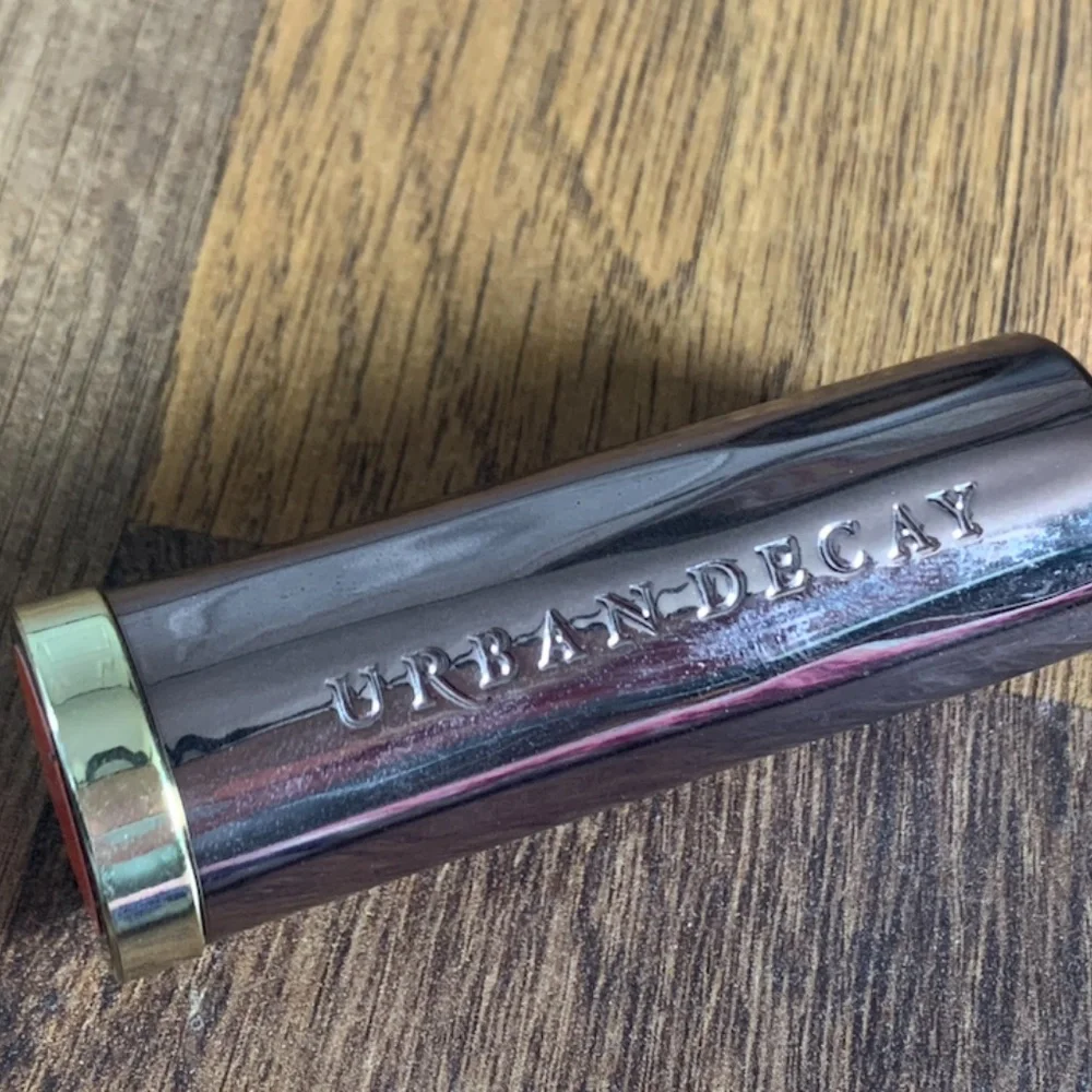 🆕 Urban Decay Snitch Lipstick